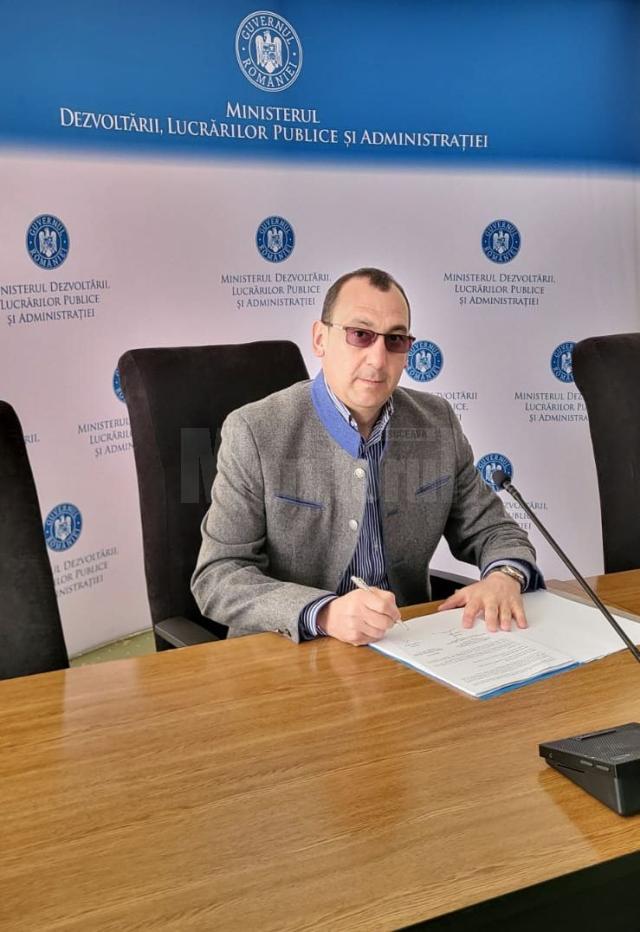 Primarul din Vatra Moldoviței a semnat contractul pentru modernizarea a zece kilometri de drumuri din comună