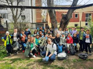 vAproape 1.000 de elevi și profesori au participat la o acțiune de ecologizare, la Rădăuți