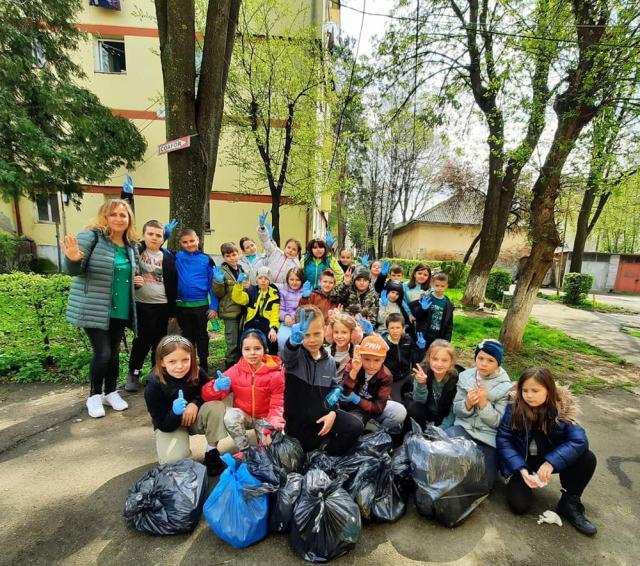 Aproape 1.000 de elevi și profesori au participat la o acțiune de ecologizare, la Rădăuți