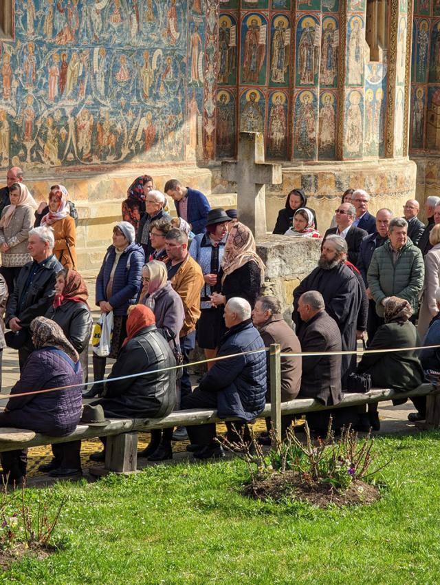 Curtea Mănăstirii Voroneț a fost plină de pelerini, în zi de Hram, de Sf. Gheorghe