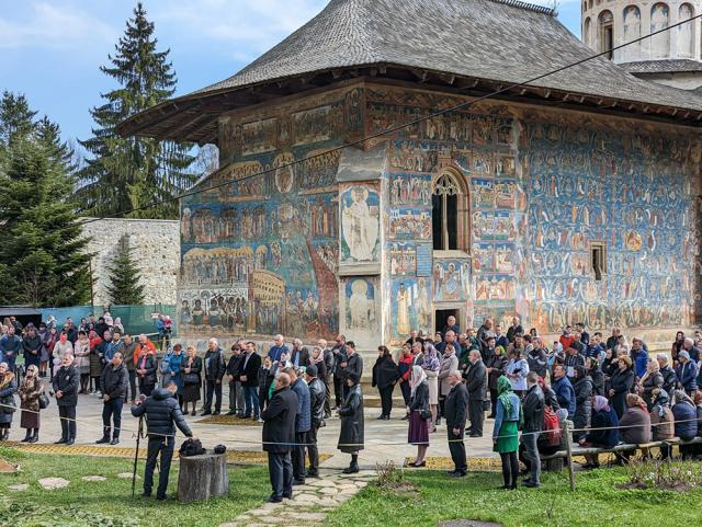 Curtea Mănăstirii Voroneț a fost plină de pelerini, în zi de Hram, de Sf. Gheorghe