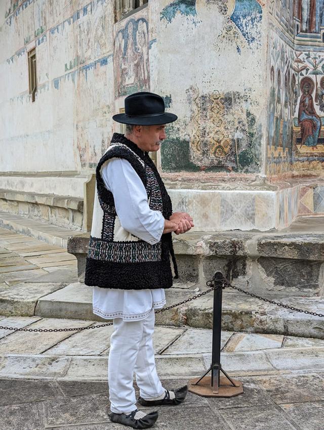 Curtea Mănăstirii Voroneț a fost plină de pelerini, în zi de Hram, de Sf. Gheorghe