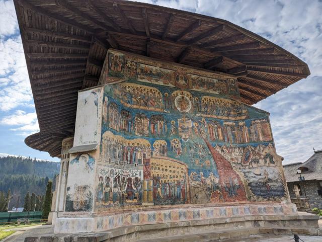 Curtea Mănăstirii Voroneț a fost plină de pelerini, în zi de Hram, de Sf. Gheorghe