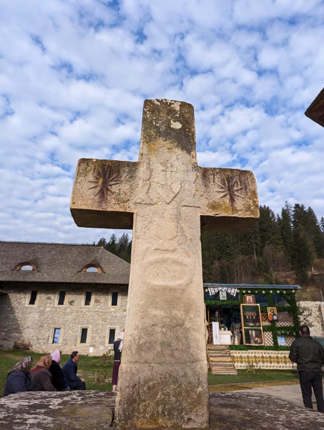 Curtea Mănăstirii Voroneț a fost plină de pelerini, în zi de Hram, de Sf. Gheorghe