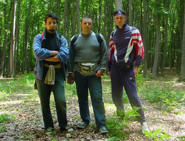 Cu Vasile Paul Ciurari, Bogdan Petru Niculică și Sânziana Bedreagă (în spatele camerei foto), cartografiind tumulii din pădurea Adâncata – Podul Călugărului (2005)
