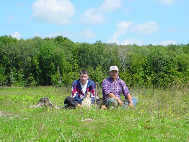 Cu Bogdan Petru Niculică prospectând așezarea de la Adâncata – Sub Pădure, iunie 2003