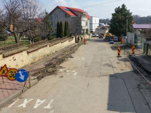 Pe străzile Ștefăniță Vodă și Luca Arbore, din zona centrală a Sucevei, au început lucrările de reabilitare și modernizare