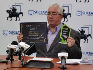 Diploma și trofeul obținute la Gala Premiilor Asociației Române de Smart City,prezentate de primarul Sucevei, Ion Lungu