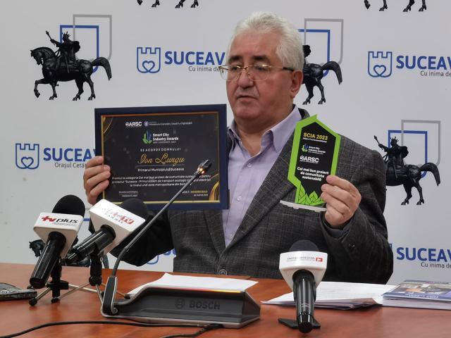 Diploma și trofeul obținute la Gala Premiilor Asociației Române de Smart City, prezentate de primarul Sucevei, Ion Lungu