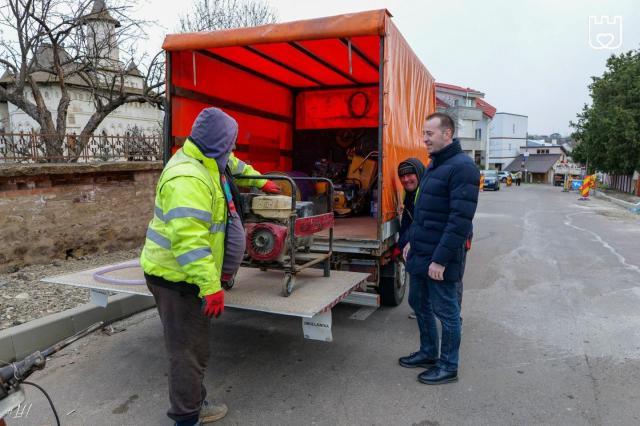 Pe străzile Ștefăniță Vodă și Luca Arbore, din zona centrală a Sucevei, au început lucrările de reabilitare şi modernizare