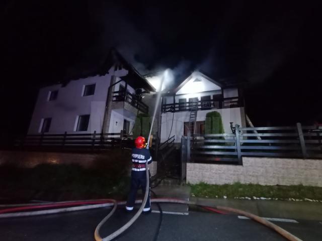 Incendiu puternic la acoperișul unei pensiuni din Vatra Dornei