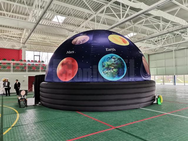 Primaria Cornu Luncii le-a pus la dispozitie elevilor un planetariu gonflabil