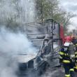 O autoutilitară a luat foc la intrarea în Suceava