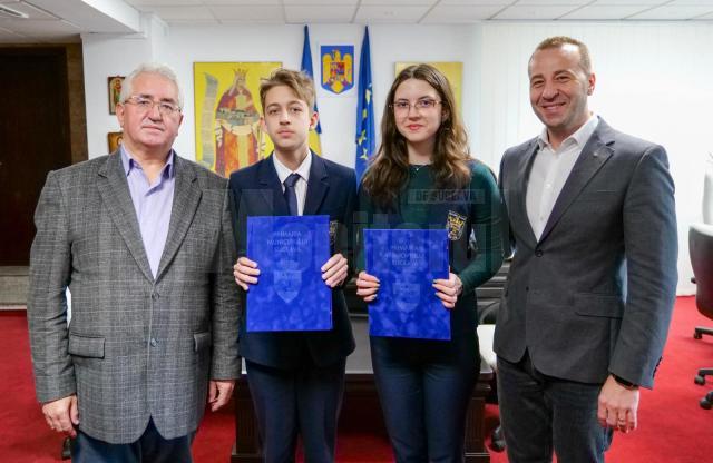 Elevii Rafaela Barac-Bologa și David Palaghianu, premiați de Primăria Suceava, alături de primarul Ion Lungu și viceprimarul Lucian Harșovschi