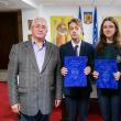 Elevii Rafaela Barac-Bologa și David Palaghianu, premiați de Primăria Suceava, alături de primarul Ion Lungu și viceprimarul Lucian Harșovschi