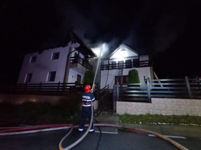 Incendiu puternic la acoperișul unei pensiuni din Vatra Dornei