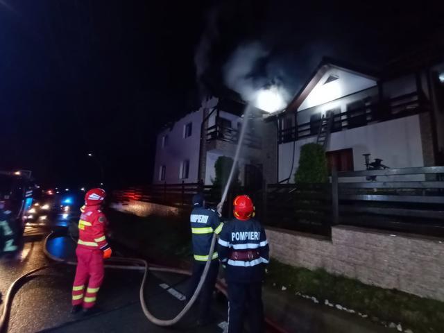 Incendiu puternic la acoperișul unei pensiuni din Vatra Dornei