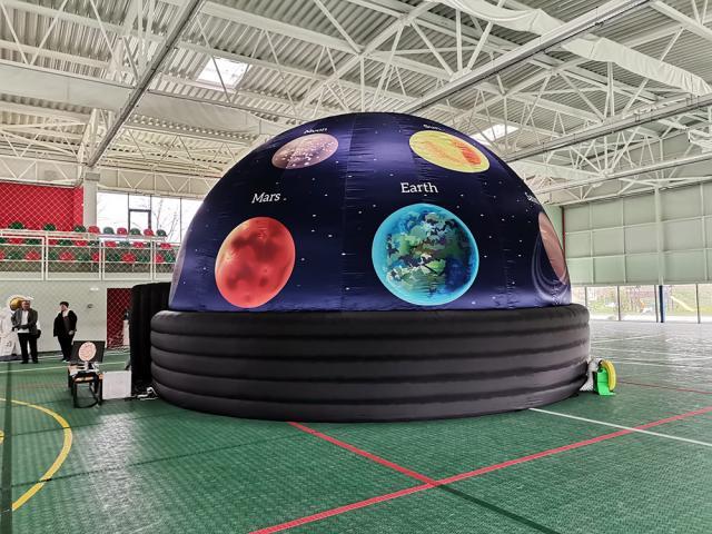 Primăria Cornu Luncii le-a pus la dispoziție elevilor un planetariu gonflabil