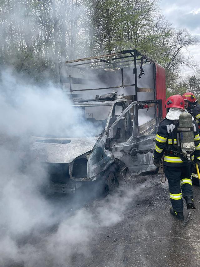 O autoutilitară a luat foc la intrarea în Suceava