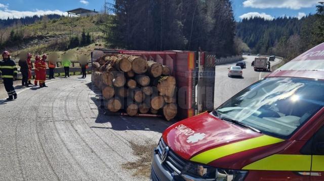 Un tir cu lemne s-a răsturnat în pasul Mestecăniș