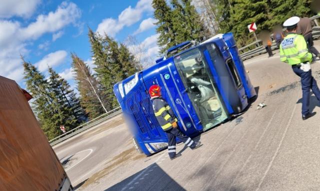 Un tir cu lemne s-a răsturnat în pasul Mestecăniș