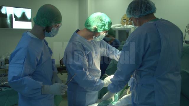 O echipă de medici l-a supus pe tânăr unei intervenții chirurgicale complexe, de aproximativ 7 ore