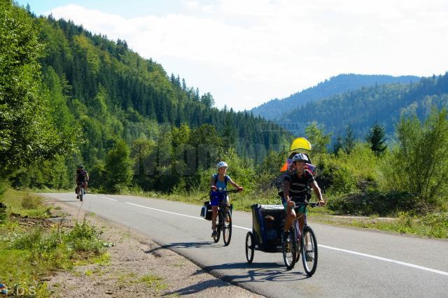 Minunatele peisaje din Bucovina, promovate printr-un tur cicloturistic