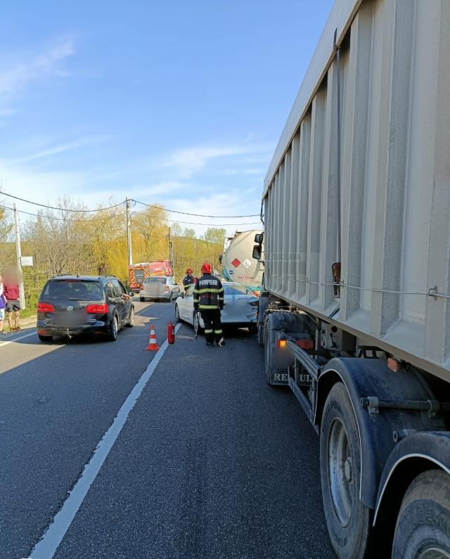 Carambol între trei autovehicule, la Bunești