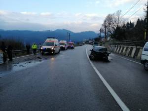 Accident grav în pasul Mestecăniș cu doi minori și doi adulți răniți