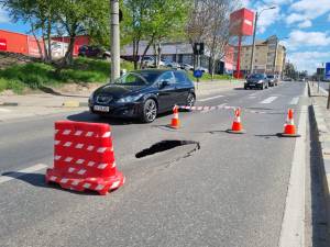 Crater apărut pe bulevardul principal al Sucevei, în Burdujeni, între stația IRIC si Orizont Plaza 1