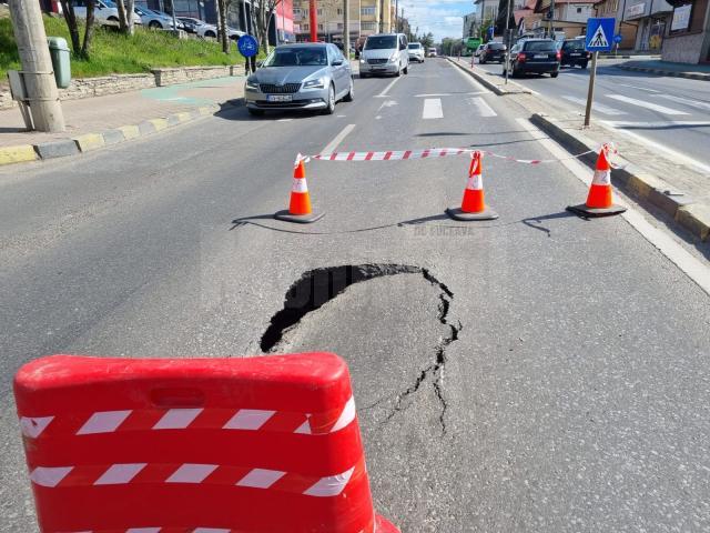 Crater apărut pe bulevardul principal al Sucevei, în Burdujeni, între stația IRIC si Orizont Plaza 3