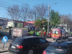 O femeie și patru copii au fost răniţi, după ce un microbuz s-a izbit într-un stâlp