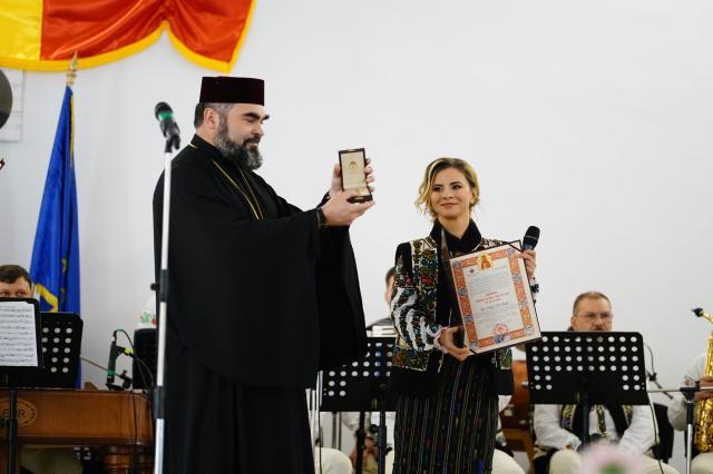 Pr. consilier eparhial Mihai Cobziuc și Mihaela Bârsan, inițiatoarea proiectului 10 pentru folclor