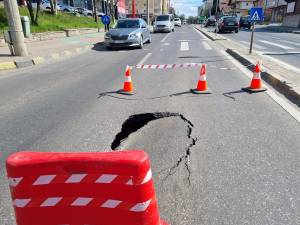 Crater apărut pe bulevardul principal al Sucevei, în Burdujeni, între stația IRIC și Orizont Plaza