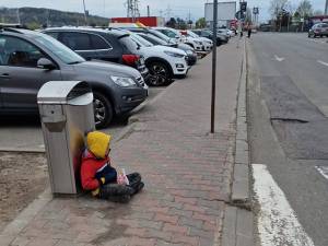 Copil la cerșit pe drumul de acces spre Iulius Mall Suceava