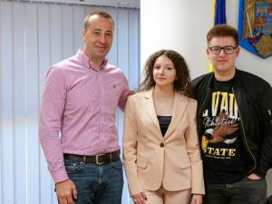 Ziua Națională a Tineretului, petrecută de tinerii suceveni alături de viceprimarul Lucian Harșovschi, pe teren și la birou