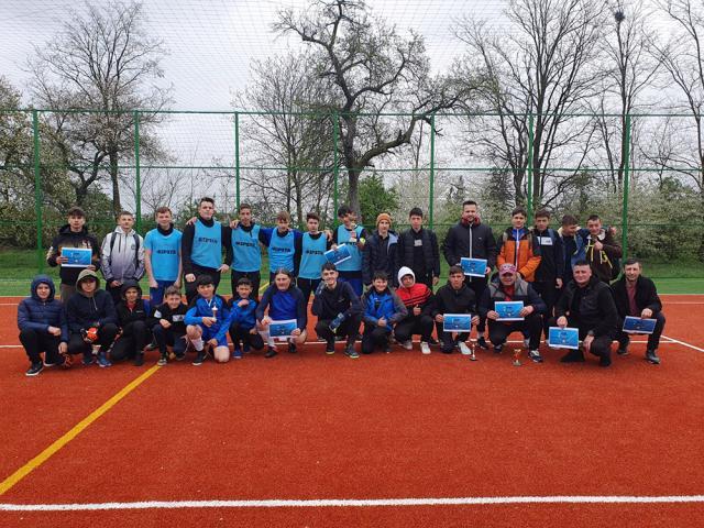 Terenul sintetic de sport al școlii din Știrbăț, inaugurat cu un turneu la care au participat elevi de la trei unități de învățământ