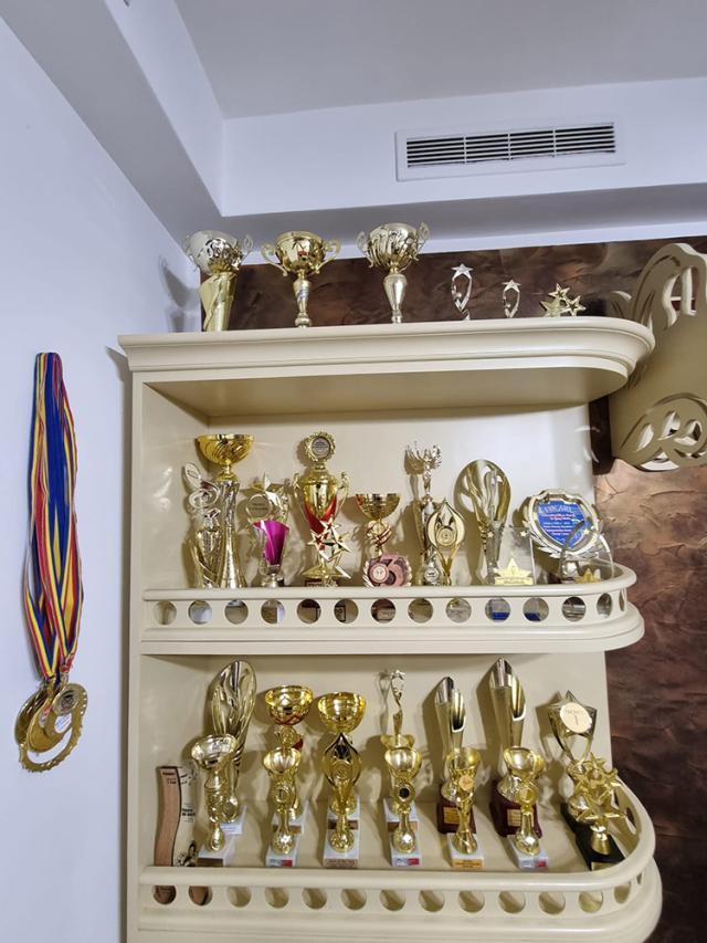 La doar 8 ani, Sara Tîrnoveanu are zeci de trofee obținute la concursuri de muzică ușoară și este de trei ori campioană națională la arte marțiale