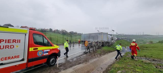 Șoseaua de centură a Sucevei, blocată de un tir scăpat de sub control