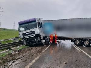 Șoseaua de centură a Sucevei, blocată de un tir scăpat de sub control