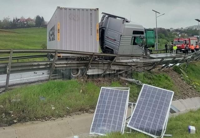 Șoseaua de centură a Sucevei, blocată de un tir scăpat de sub control