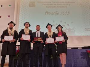 Președintele ASFOR alături de noua generație de silvicultori și profesorii de la Facultatea de Silvicultură din Brașov, care a împlinit 75 de ani de existență 3