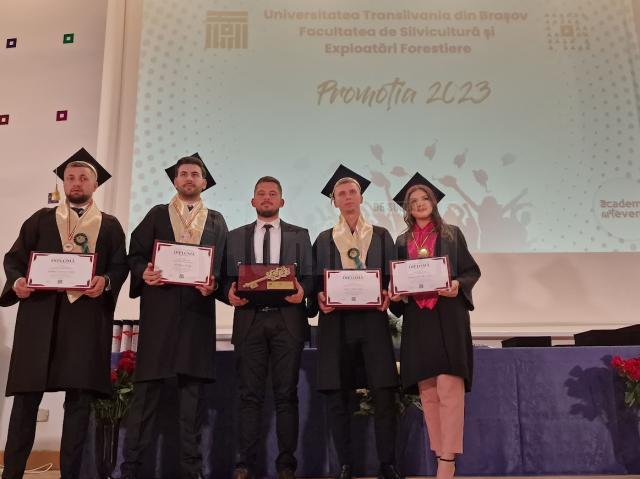 Președintele ASFOR alături de noua generație de silvicultori și profesorii de la Facultatea de Silvicultură din Brașov, care a împlinit 75 de ani de existență 3