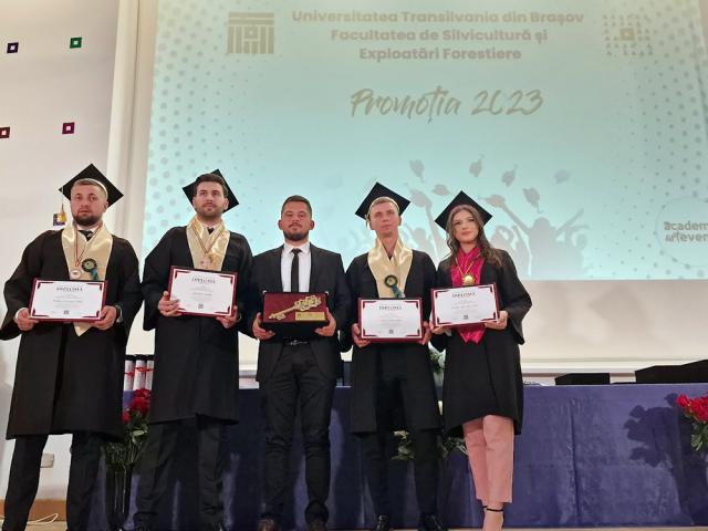 Președintele ASFOR alături de noua generație de silvicultori și profesorii de la Facultatea de Silvicultură din Brașov, care a împlinit 75 de ani de existență