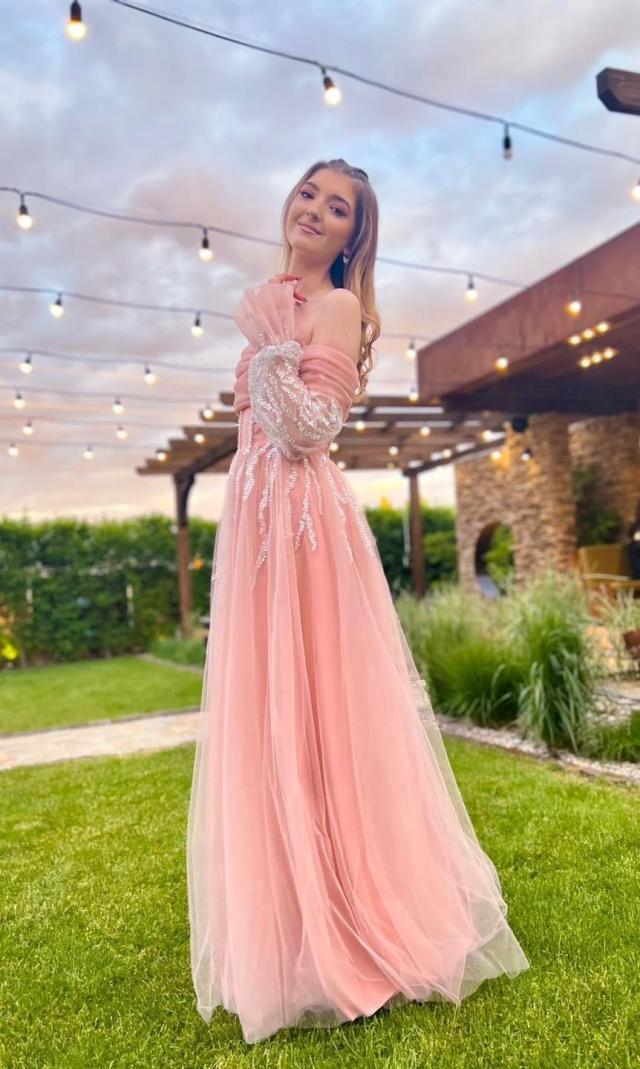 Atelierul Royal Couture Suceava: îmbrăcăminte damă pe comandă, broderii, imprimeuri, retușuri, ajustări