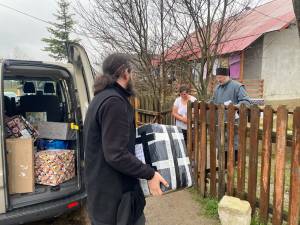 Peste 1.000 de familii necăjite din județ au primit alimente și haine prin proiectul „Dar de Înviere”