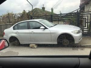 Autoturismul BMW lăsat fără roți