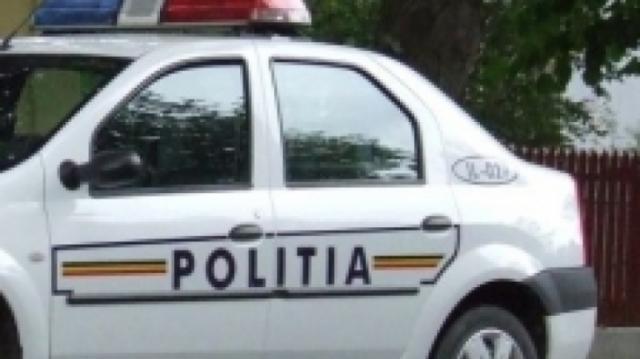 Un minor la volan a acroșat o mașină și s-a izbit într-un gard în timp ce încerca să scape de polițiști