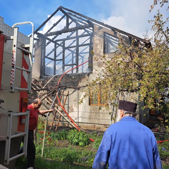 Casă distrusă de un incendiu izbucnit în plină zi