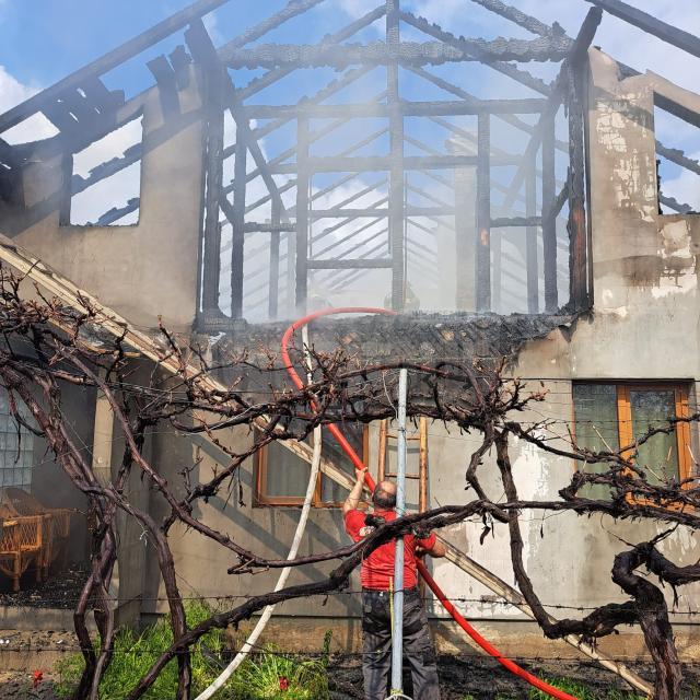 Casă distrusă de un incendiu izbucnit în plină zi